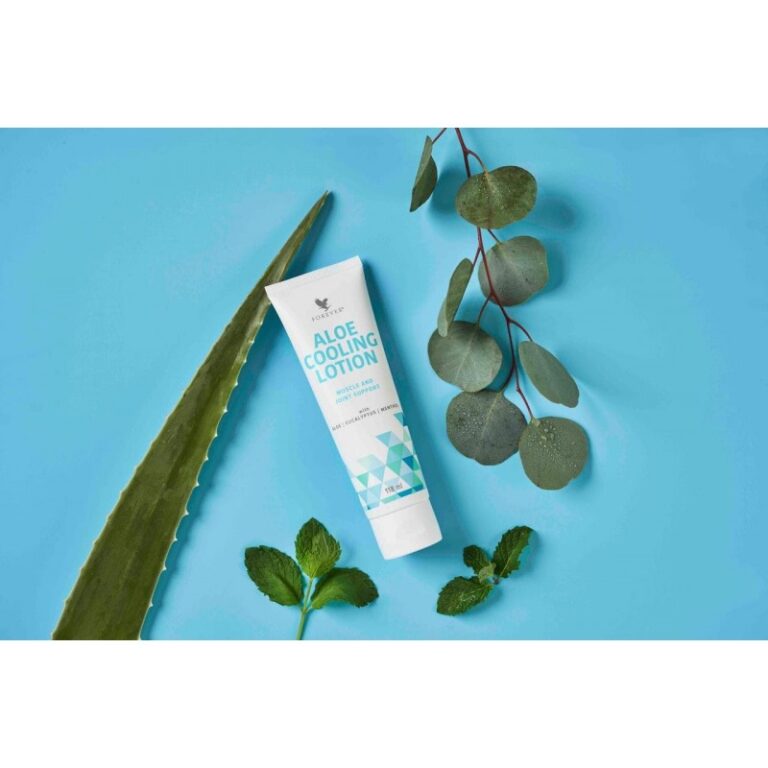 Un tube de lotion rafraîchissante à l'aloès sur fond bleu.