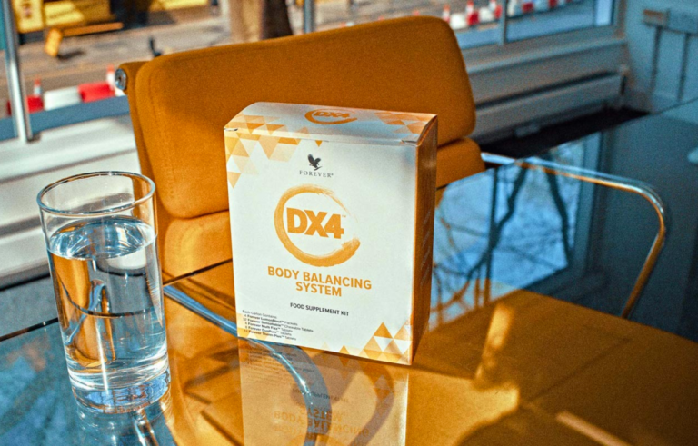 Une boîte de DXA éternellement sur une table à côté d'un verre d'eau.