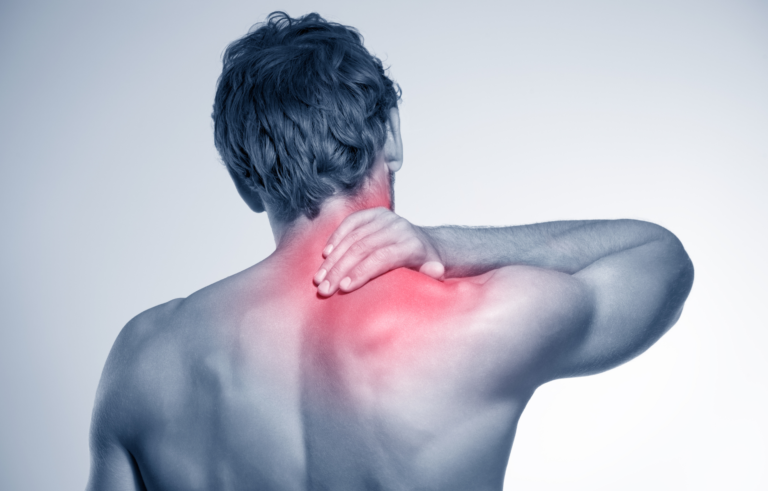 Un homme souffrant de douleurs au dos utilise des crèmes chauffantes musculaires pour soulager l’inconfort.
