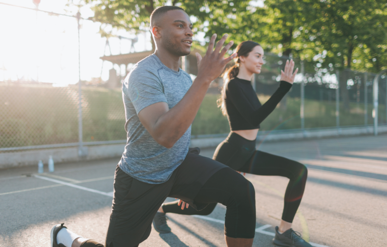 Deux personnes retrouvent la forme après les fêtes en faisant des squats dans le parc.