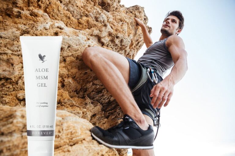 Un homme assis sur un rocher avec un tube de gel MSM de Forever Living.