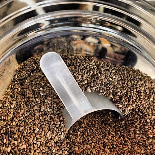 Une boule de grains de café dans un récipient en acier inoxydable, combinable avec de l'Aloe vera pour une santé optimale.