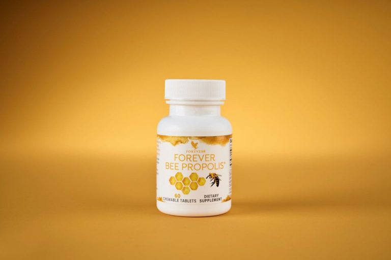 Une bouteille à fond jaune de cire d'abeille Forever Bee Propolis pour la santé.