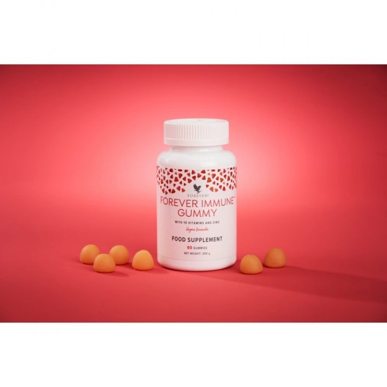 Une bouteille de capsules de vitamine C Forever Immune sur fond rouge.